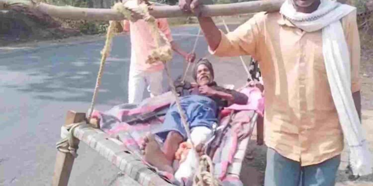 कोरिया में सड़क नहीं, एम्बुलेंस फेल: घायल ग्रामीण को खाट पर उठाकर पहुंचाया अस्पताल