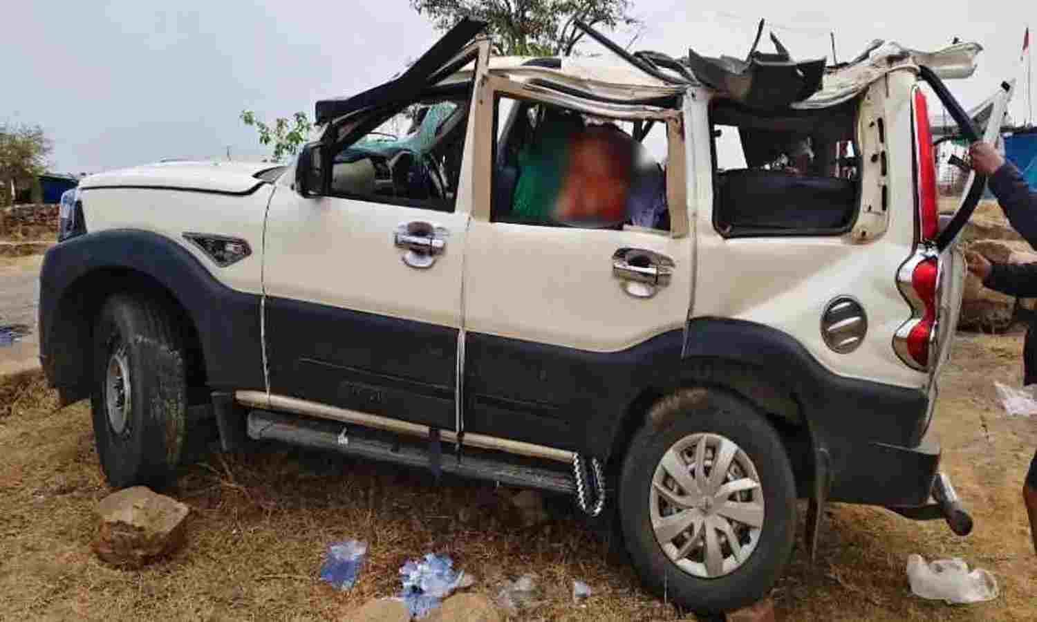 CG NEWS: बस्तर जा रहे पर्यटकों की स्कार्पियो पेड़ से टकराई, 3 की मौत, 6 घायल