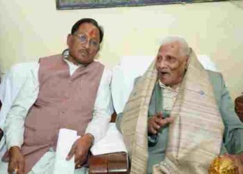 मुख्यमंत्री विष्णुदेव साय ने लोकतंत्र सेनानी से की मुलाकात