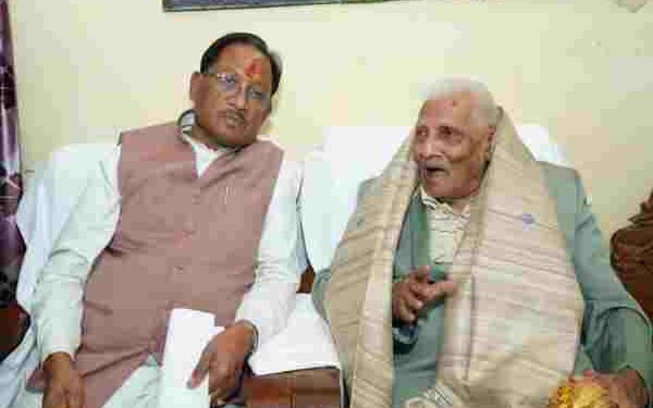 मुख्यमंत्री विष्णुदेव साय ने लोकतंत्र सेनानी से की मुलाकात