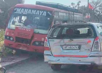 CG NEWS: यात्रियों से भरी बस का ब्रेक फेल, 1 किलोमीटर तक बैक गियर में दौड़ी और कार से टकराई