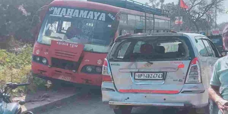CG NEWS: यात्रियों से भरी बस का ब्रेक फेल, 1 किलोमीटर तक बैक गियर में दौड़ी और कार से टकराई