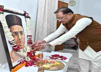 वीर सावरकर की पुण्यतिथि पर मुख्यमंत्री विष्णुदेव साय ने अर्पित की श्रद्धांजलि