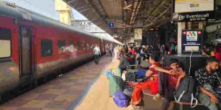 होली पर घर जाना हुआ आसान: छत्तीसगढ़ से बिहार और दक्षिण भारत के लिए 15 विशेष ट्रेनें, यात्रियों को मिलेगी कंफर्म बर्थ