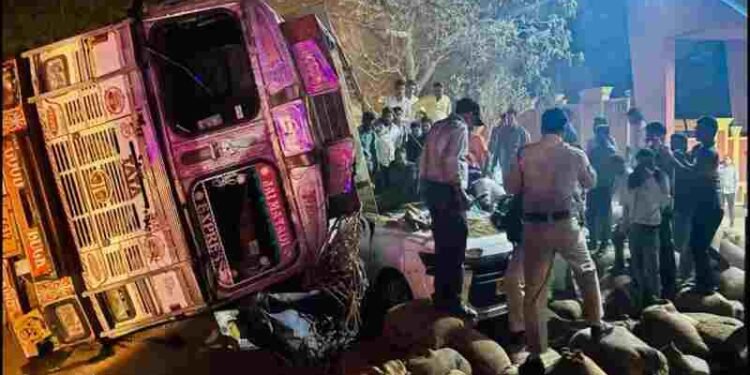 RAIPUR ACCIDENT NEWS: रायपुर में चलती कार के ऊपर पलटा ट्रक, 3 लोगों की मौत
