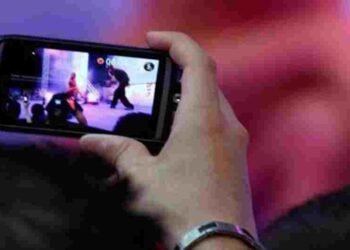 रेस्टोरेंट के कर्मचारी की करतूत! अतरंग रहते थे कपल, तभी छेद से बना लेता था VIDEO