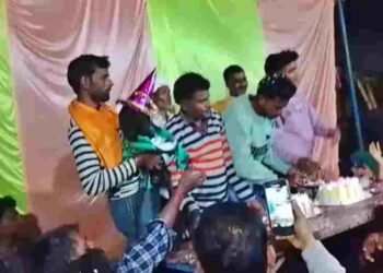 बकरियों का बर्थडे: कार्ड बांटे, 200 लोगों को दावत दी, डीजे पर जमकर नाचे