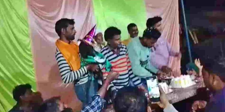 बकरियों का बर्थडे: कार्ड बांटे, 200 लोगों को दावत दी, डीजे पर जमकर नाचे