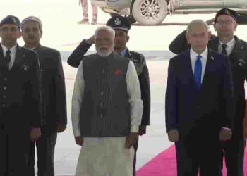 PM मोदी का इजरायल में ग्रैंड वेलकम, एयरपोर्ट पर नेतन्याहू ने लगाया गले, मिला गार्ड ऑफ ऑनर