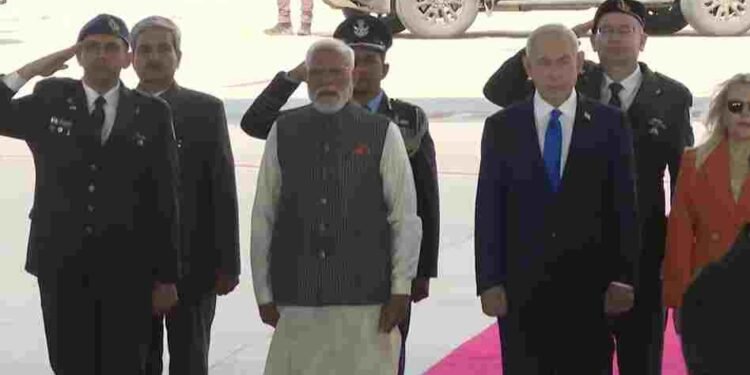 PM मोदी का इजरायल में ग्रैंड वेलकम, एयरपोर्ट पर नेतन्याहू ने लगाया गले, मिला गार्ड ऑफ ऑनर