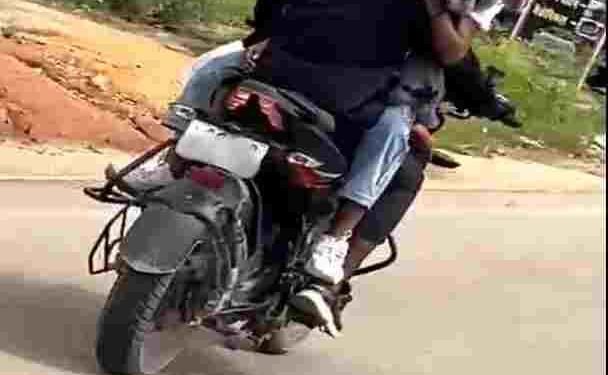 कांकेर में चलती बाइक पर कपल का रोमांस, NH-30 पर यातायात नियमों की उड़ाई धज्जियां