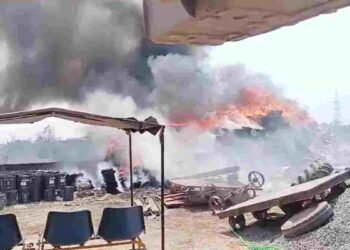 पेंड्रा में रेलवे ठेकेदार के गोदाम में भीषण आग, लाखों रुपये का निर्माण सामग्री जलकर खाक, VIDEO