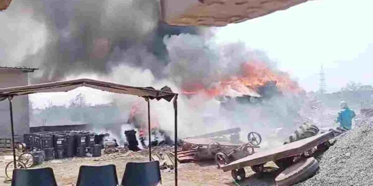 पेंड्रा में रेलवे ठेकेदार के गोदाम में भीषण आग, लाखों रुपये का निर्माण सामग्री जलकर खाक, VIDEO