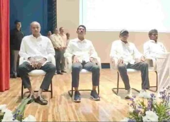 नक्सलियों के सबसे बड़े लीडर देवजी ने किया सरेंडर, देखें वीडियो