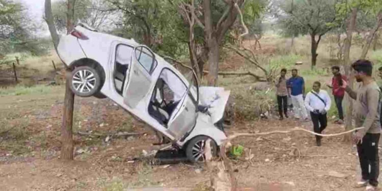 नया रायपुर में हैरान कर देने वाला हादसा: दो पेड़ों के बीच लटकी कार, डॉक्टर घायल