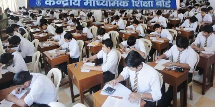 CG NEWS: CBSE बारहवीं परीक्षा में बड़ी गड़बड़ी, छात्रों को दो घंटे तक इंतजार