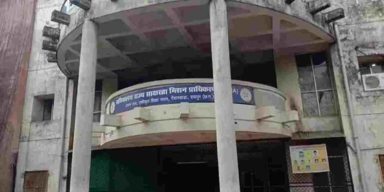 रायपुर ब्रेकिंग: 1400 से ज्यादा छात्र बोर्ड परीक्षा से बाहर, 75% अटेंडेंस नियम बना वजह