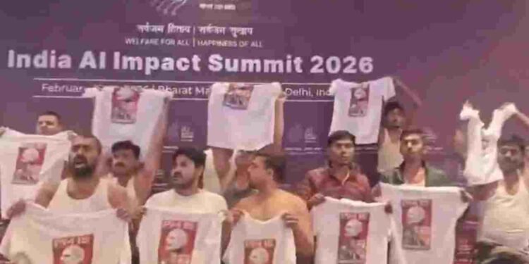 AI समिट में यूथ कांग्रेस का हंगामा, टी-शर्ट उतारक ट्रेड डील के खिलाफ किया प्रदर्शन