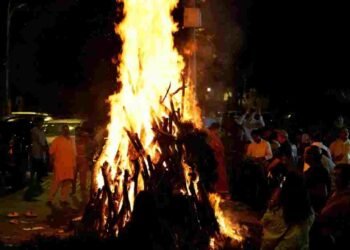 Holika Dahan 2026 Niyam: 2 या 3 मार्च कब करें होलिका दहन? जानें शुभ समय और क्या न डालें अग्नि में