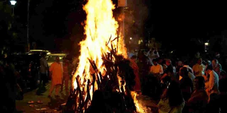 Holika Dahan 2026 Niyam: 2 या 3 मार्च कब करें होलिका दहन? जानें शुभ समय और क्या न डालें अग्नि में