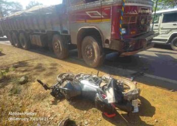 CG NEWS- तेज रफ्तार ट्रक की चपेट में आए दो युवक, मौके पर दर्दनाक मौत