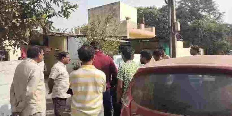 भिलाई में खूनी तांडव: नकाबपोश युवक ने BSP कर्मी के घर में घुसकर किया जानलेवा हमला, पिता और दो बेटियां गंभीर