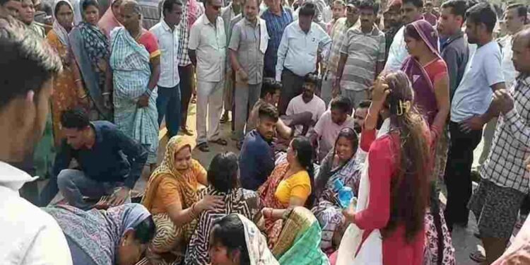 CG Teacher Death: ड्यूटी पर जा रहे शिक्षक की सड़क हादसे में मौत, तेज रफ्तार वाहन की टक्कर से मौके पर तोड़ा दम