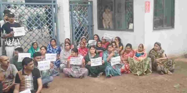 रायपुर में उर्मिला मेमोरियल हॉस्पिटल के बाहर हंगामा, मरीज की मौत के बाद परिजनों का प्रदर्शन, VIDEO