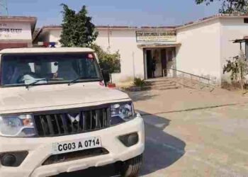 धमतरी ब्रेकिंग: सोशल मीडिया का ‘खतरनाक ट्रेंड’? 35 स्कूली बच्चों ने ब्लेड और कांटों से काटे अपने हाथ