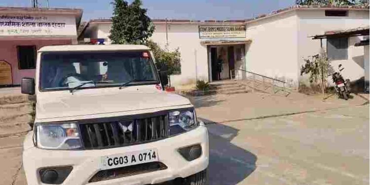 धमतरी ब्रेकिंग: सोशल मीडिया का ‘खतरनाक ट्रेंड’? 35 स्कूली बच्चों ने ब्लेड और कांटों से काटे अपने हाथ