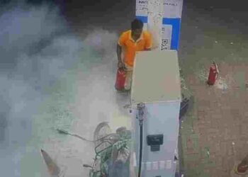 CG NEWS: पेट्रोल पंप में ‘मौत’ का तांडव! सिगरेट पीने से रोका तो बदमाश ने बाइक के टैंक में लगाई आग, VIDEO