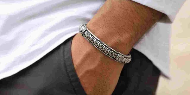 किन राशि वालों को पहनना चाहिए चांदी का कड़ा और किन्हें नहीं? जानें