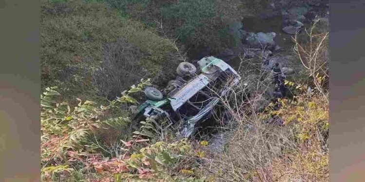 30 यात्रियों से भरी बस गहरी खाईं में गिरी, 3 लोगों की मौत, कई घायल; रेस्क्यू ऑपरेशन जारी