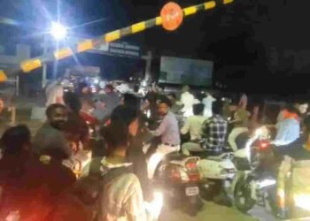 रायपुर में बड़ा हादसा टला: कचना रेलवे क्रॉसिंग पर दो ट्रेनों के बीच फंसे राहगीर