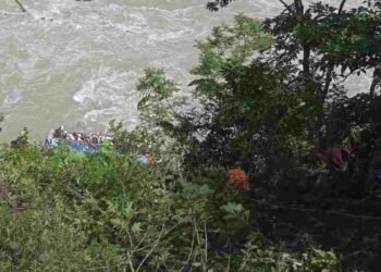 रात के अँधेरे में नदी में गिरी बस, 18 लोगों की मौत