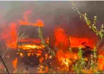 कोरबा: मेडिकल कॉलेज के पीछे कबाड़ वाहनों में आग, छह गाड़ियां जलकर खाक