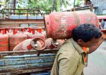 LPG सिलेंडर महंगा: घरेलू गैस 60 रुपये और कमर्शियल सिलेंडर 115 रुपये महंगा