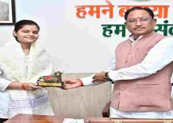 UPSC 35वीं रैंक वैभवी अग्रवाल ने मुख्यमंत्री से की मुलाकात