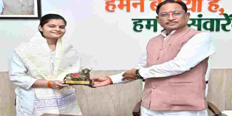 UPSC 35वीं रैंक वैभवी अग्रवाल ने मुख्यमंत्री से की मुलाकात