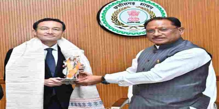 CM विष्णु देव साय से जापान दूतावास के राजनीतिक मामलों के मंत्री आबे नोरिआकि ने की सौजन्य मुलाकात