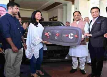 मुख्यमंत्री साय ने बढ़ाया छत्तीसगढ़ की बेटी का मान, आकांक्षा सत्यवंशी को भेंट की टाटा सिएरा