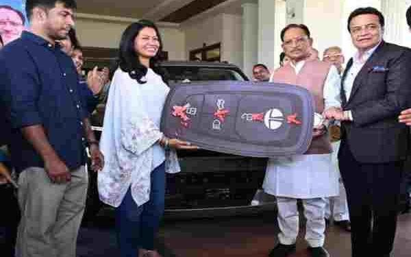 मुख्यमंत्री साय ने बढ़ाया छत्तीसगढ़ की बेटी का मान, आकांक्षा सत्यवंशी को भेंट की टाटा सिएरा