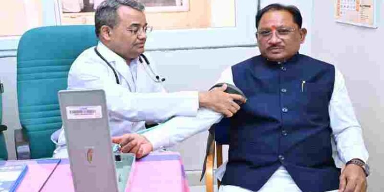स्वास्थ्य के प्रति जागरूकता का संदेश: मुख्यमंत्री विष्णुदेव साय ने विधानसभा परिसर में तीन दिवसीय स्वास्थ्य शिविर का किया शुभारंभ