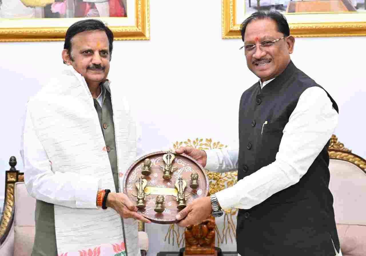 मुख्यमंत्री से मध्यप्रदेश के उपमुख्यमंत्री राजेंद्र शुक्ला ने की सौजन्य मुलाकात