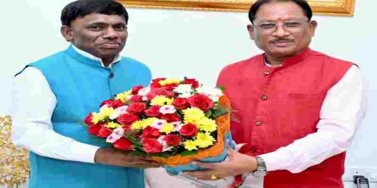 मुख्यमंत्री विष्णु देव साय से गोवा के खेल एवं जनजातीय कल्याण मंत्री रमेश तावड़कर की सौजन्य भेंट