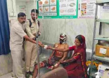 CG NEWS: वन विभाग की संवेदनहीनता! भालू के हमले में घायल ग्रामीण तड़पता रहा, अधिकारी करते रहे फोटो सेशन