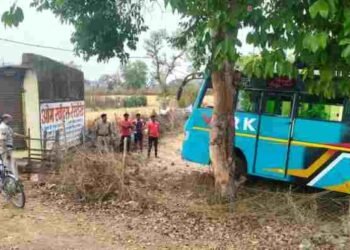 CG NEWS- तेज रफ्तार बस ने ली छात्र की जान, हादसे के बाद बाड़ी में घुसी बस