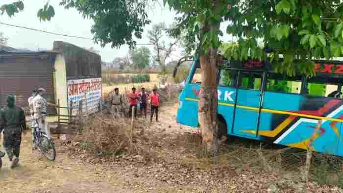 CG NEWS- तेज रफ्तार बस ने ली छात्र की जान, हादसे के बाद बाड़ी में घुसी बस