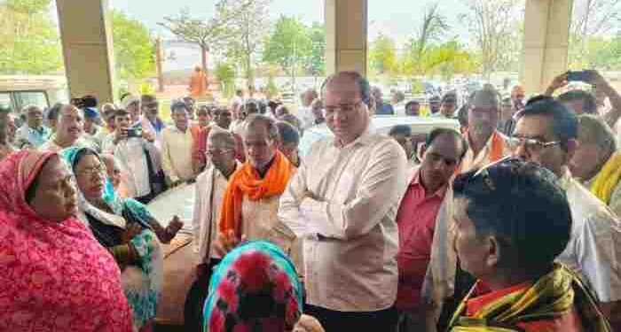 बालोद में CCTV लगाने का विरोध हिंसक, ग्रामीणों को धमकी; 200 लोग कलेक्ट्रेट पहुंचे