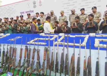 बीजापुर और सुकमा में नक्सलियों का बड़ा सरेंडर: 93 हथियार, 7.2 किलो सोना और 2.90 करोड़ कैश बरामद